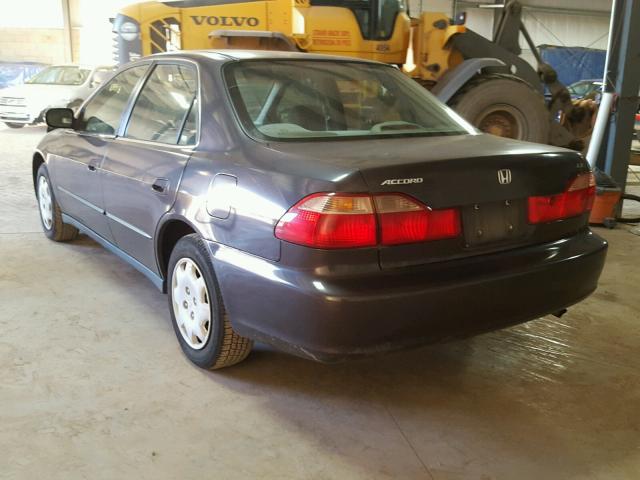 1HGCG5646WA270287 - 1998 HONDA ACCORD LX CHARCOAL photo 3