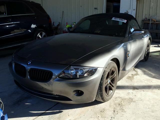 4USBT33575LS53485 - 2005 BMW Z4 2.5 GRAY photo 2