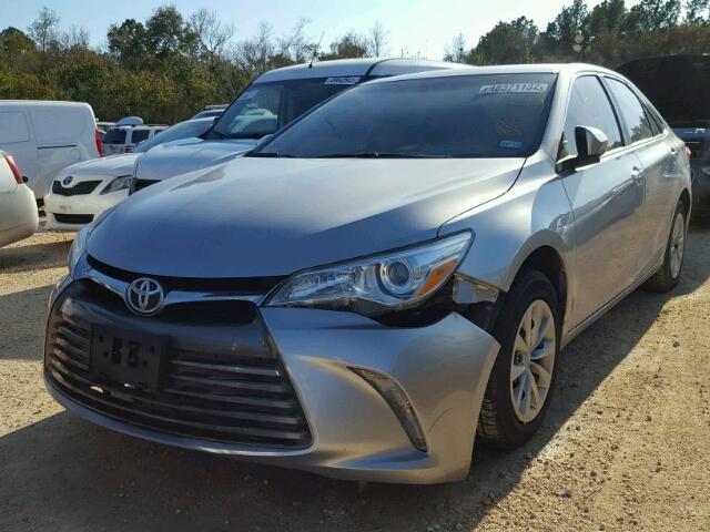 4T1BF1FK0HU282601 - 2017 TOYOTA CAMRY LE SILVER photo 2