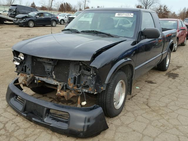 1GTCS19W828111971 - 2002 GMC SONOMA BLACK photo 2