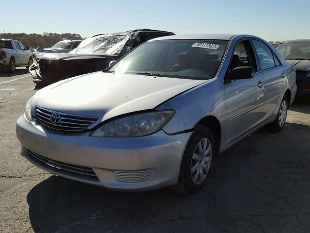4T1BE32K05U564060 - 2005 TOYOTA CAMRY LE ვერცხლისფერი ფოტო 2