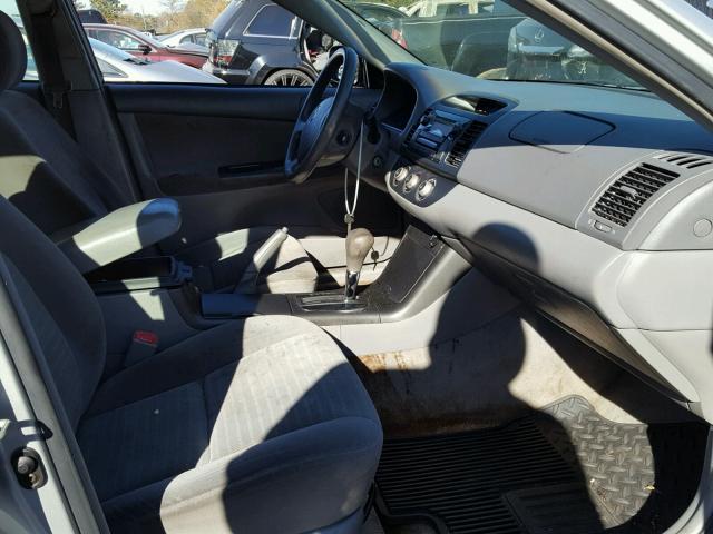 4T1BE32K05U564060 - 2005 TOYOTA CAMRY LE ვერცხლისფერი ფოტო 5