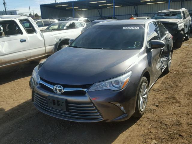 4T1BF1FK7FU969717 - 2015 TOYOTA CAMRY LE 灰色 照片 2