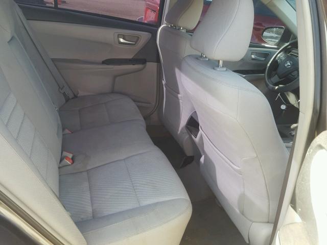 4T1BF1FK7FU969717 - 2015 TOYOTA CAMRY LE 灰色 照片 6
