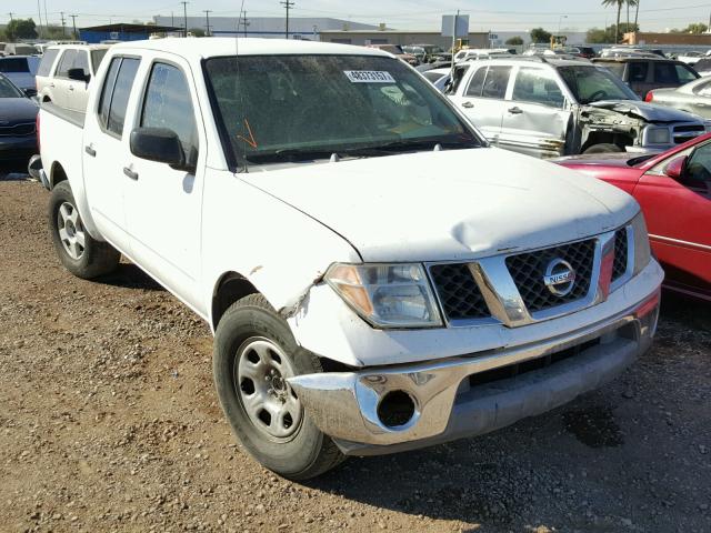 1N6AD07U75C438146 - 2005 NISSAN FRONTIER C WHITE photo 1