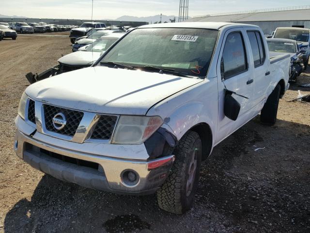 1N6AD07U75C438146 - 2005 NISSAN FRONTIER C WHITE photo 2