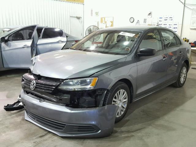 3VW2K7AJXEM445253 - 2014 VOLKSWAGEN JETTA BASE CHARCOAL photo 2