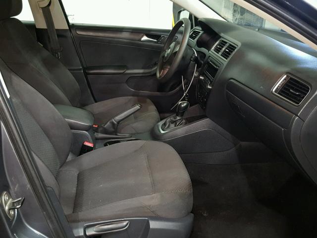 3VW2K7AJXEM445253 - 2014 VOLKSWAGEN JETTA BASE CHARCOAL photo 5