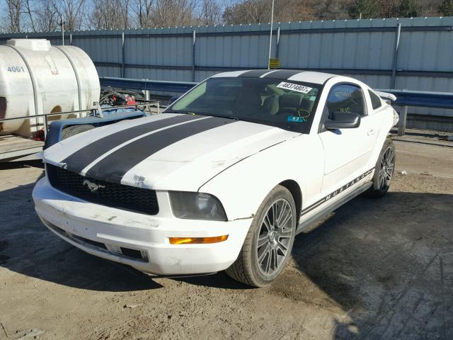 1ZVFT80N365243998 - 2006 FORD MUSTANG WHITE photo 2