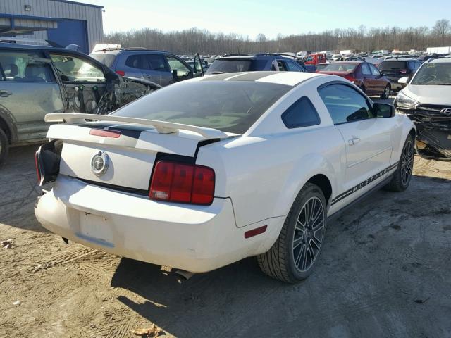 1ZVFT80N365243998 - 2006 FORD MUSTANG WHITE photo 4