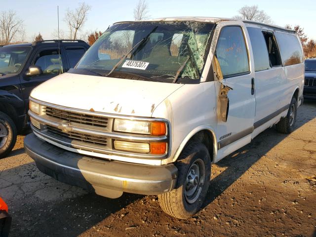 1GAHG39R321104764 - 2002 CHEVROLET EXPRESS G3 WHITE photo 2