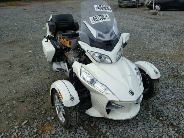 2BXJBDC11BV001572 - 2011 CAN-AM SPYDER ROA WHITE photo 1