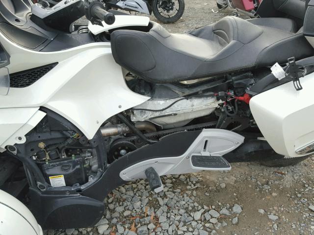 2BXJBDC11BV001572 - 2011 CAN-AM SPYDER ROA WHITE photo 10