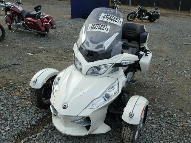 2BXJBDC11BV001572 - 2011 CAN-AM SPYDER ROA WHITE photo 2