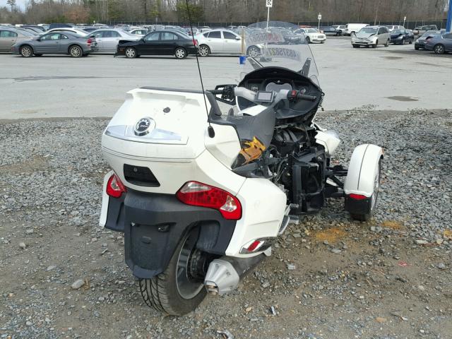 2BXJBDC11BV001572 - 2011 CAN-AM SPYDER ROA WHITE photo 4