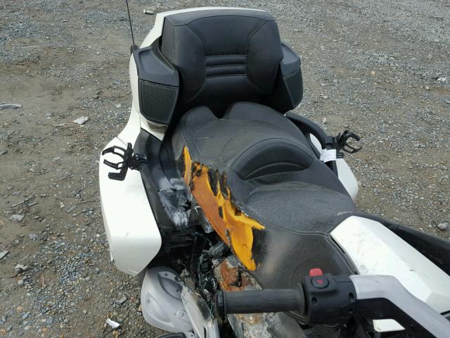 2BXJBDC11BV001572 - 2011 CAN-AM SPYDER ROA WHITE photo 6