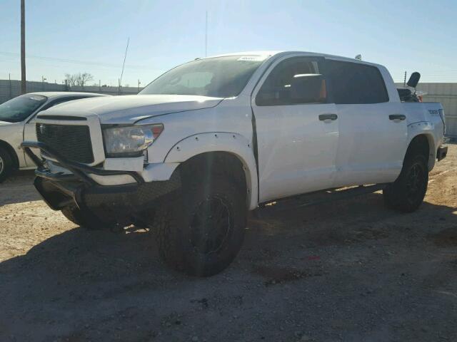 5TFDW5F12DX315618 - 2013 TOYOTA TUNDRA CRE WHITE photo 2