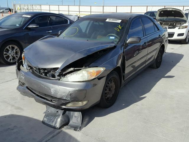 JTDBE32K540274455 - 2004 TOYOTA CAMRY LE GRAY photo 2