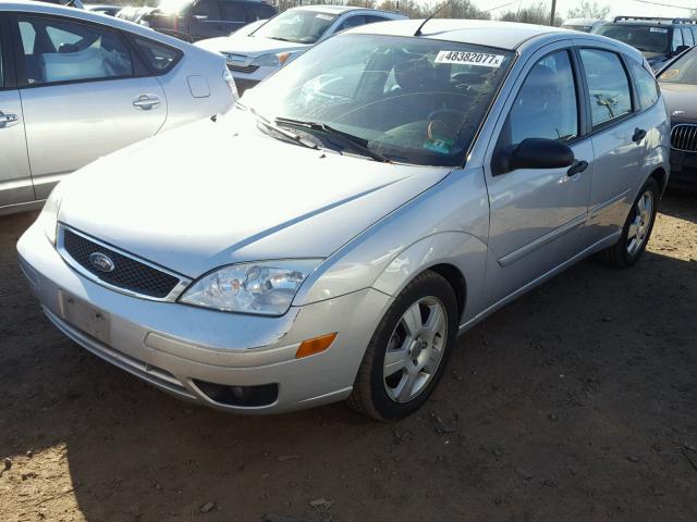 3FAHP37N95R118594 - 2005 FORD FOCUS ZX5 SILVER photo 2