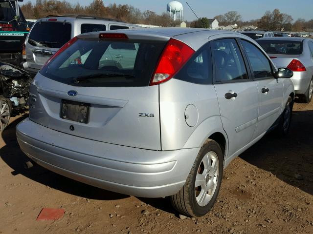 3FAHP37N95R118594 - 2005 FORD FOCUS ZX5 SILVER photo 4