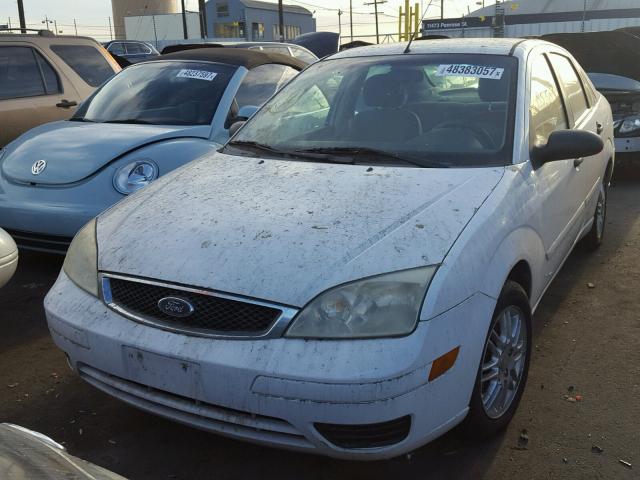 1FAFP34NX6W130232 - 2006 FORD FOCUS ZX4 WHITE photo 2