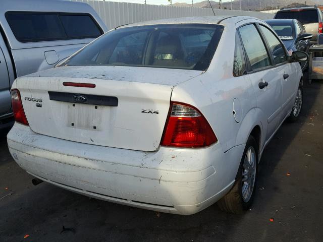 1FAFP34NX6W130232 - 2006 FORD FOCUS ZX4 WHITE photo 4