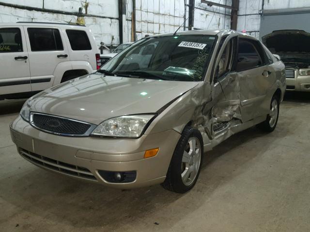 1FAHP34NX7W171034 - 2007 FORD FOCUS ZX4 GOLD photo 2