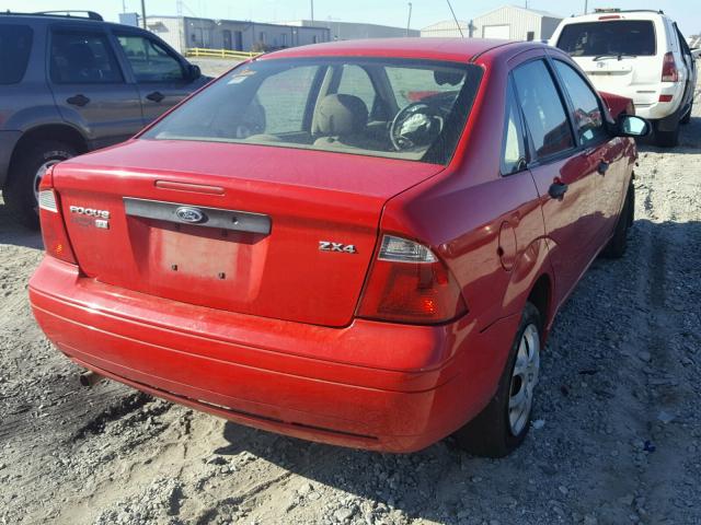 1FAFP34N15W250032 - 2005 FORD FOCUS ZX4 RED photo 4