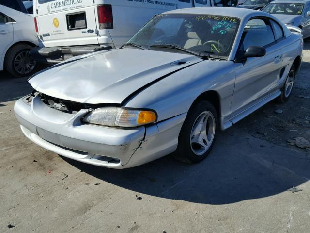 1FAFP4046WF110692 - 1998 FORD MUSTANG SILVER photo 2