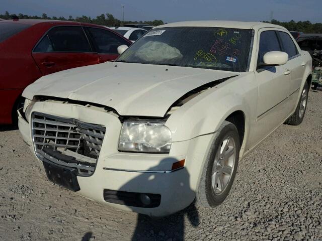 2C3KA53G17H821016 - 2007 CHRYSLER 300 TOURIN WHITE photo 2