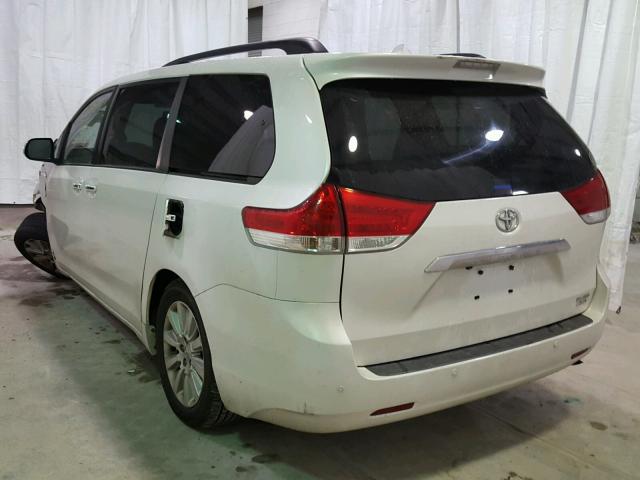 5TDDK3DC2BS002110 - 2011 TOYOTA SIENNA XLE WHITE photo 3