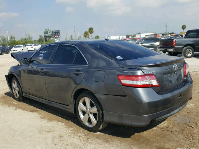 4T1BF3EK0BU672571 - 2011 TOYOTA CAMRY BASE GRAY photo 3