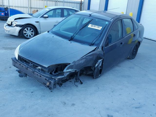 1FAFP34N87W192746 - 2007 FORD FOCUS ZX4 GRAY photo 2