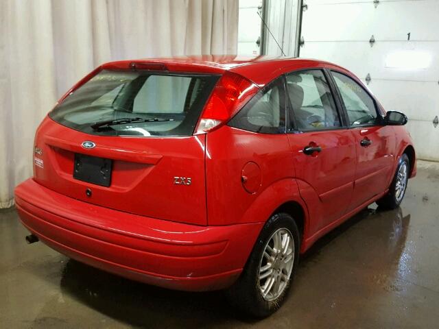 3FAFP37304R100568 - 2004 FORD FOCUS ZX5 RED photo 4