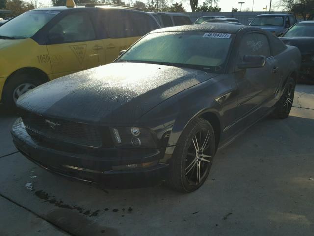 1ZVHT80N485158681 - 2008 FORD MUSTANG BLACK photo 2