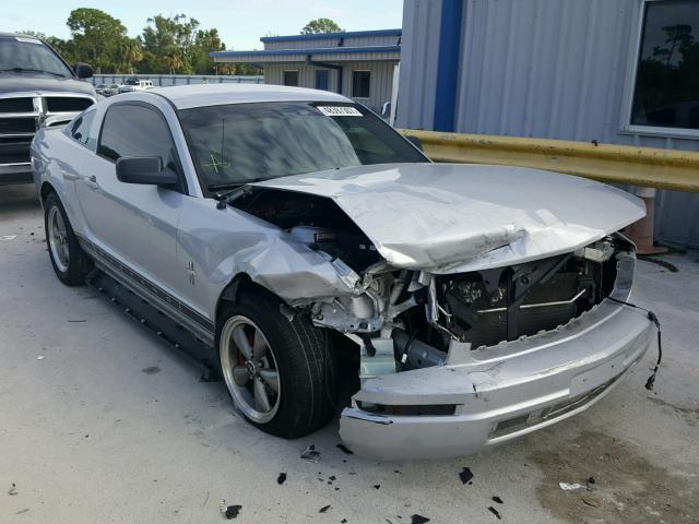 1ZVFT80N665231215 - 2006 FORD MUSTANG SILVER photo 1