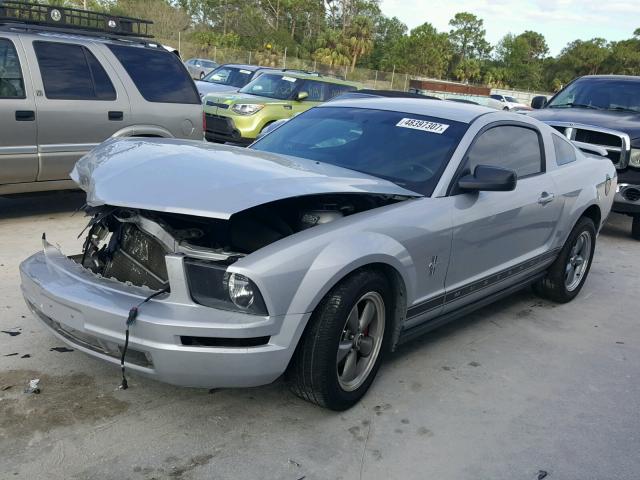 1ZVFT80N665231215 - 2006 FORD MUSTANG SILVER photo 2