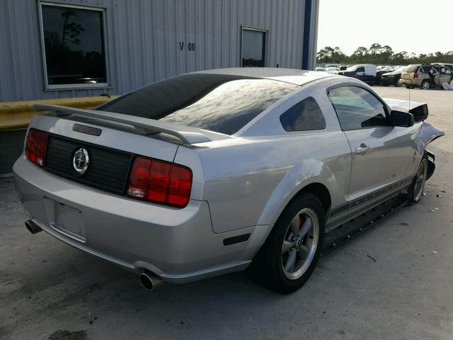 1ZVFT80N665231215 - 2006 FORD MUSTANG SILVER photo 4