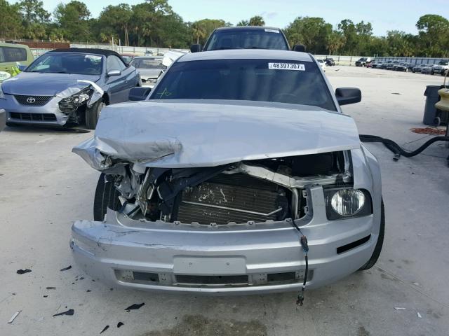 1ZVFT80N665231215 - 2006 FORD MUSTANG SILVER photo 9