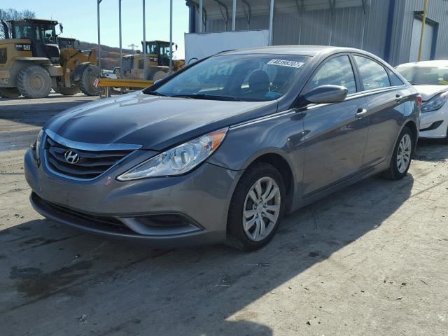 5NPEB4AC5DH573551 - 2013 HYUNDAI SONATA GLS GRAY photo 2