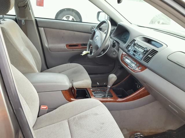 4T1BE32K34U937817 - 2004 TOYOTA CAMRY LE ნაცრისფერი ფოტო 5
