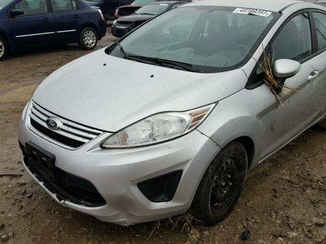 3FADP4BJ0DM193494 - 2013 FORD FIESTA SE SILVER photo 9