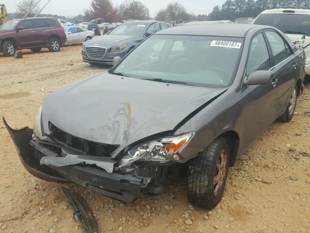 4T1BE32K02U518420 - 2002 TOYOTA CAMRY LE ნაცრისფერი ფოტო 2