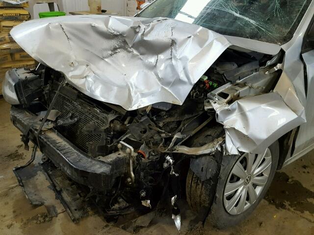 3VW2K7AJ7EM218201 - 2014 VOLKSWAGEN JETTA BASE SILVER photo 9
