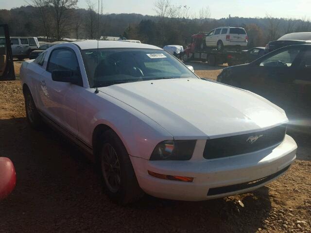 1ZVFT80N755145927 - 2005 FORD MUSTANG WHITE photo 1