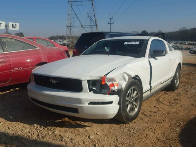 1ZVFT80N755145927 - 2005 FORD MUSTANG WHITE photo 2