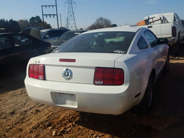 1ZVFT80N755145927 - 2005 FORD MUSTANG WHITE photo 4