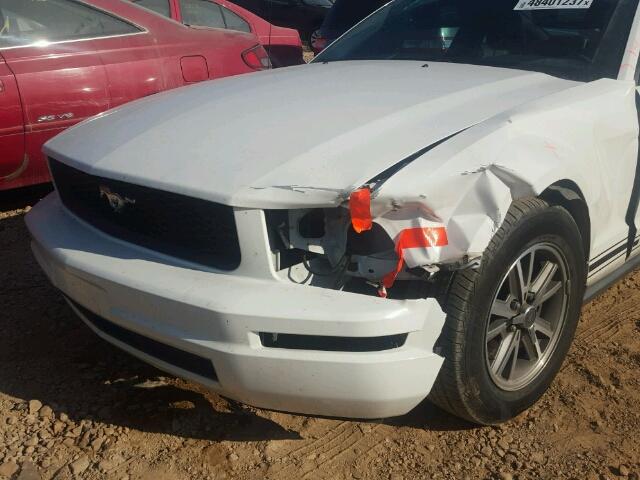 1ZVFT80N755145927 - 2005 FORD MUSTANG WHITE photo 9