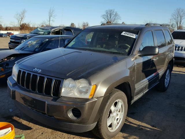 1J8GR48K55C637840 - 2005 JEEP GRAND CHER GRAY photo 2