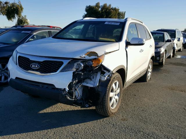 5XYKT4A66DG399233 - 2013 KIA SORENTO LX WHITE photo 2